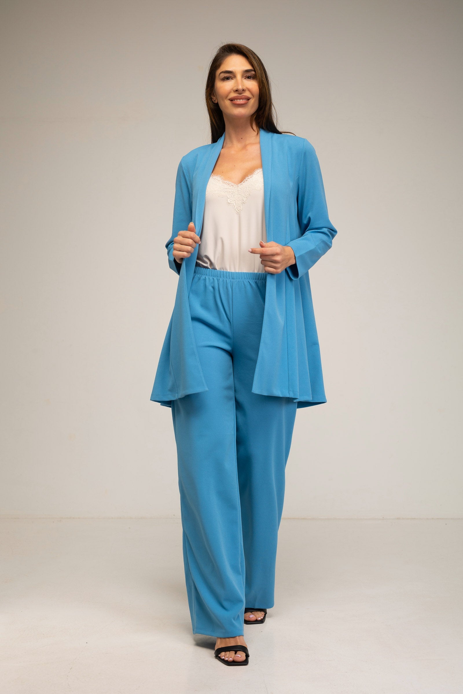 Traje de pantalón recto y chaqueta abierta 3/4 azul turquesa